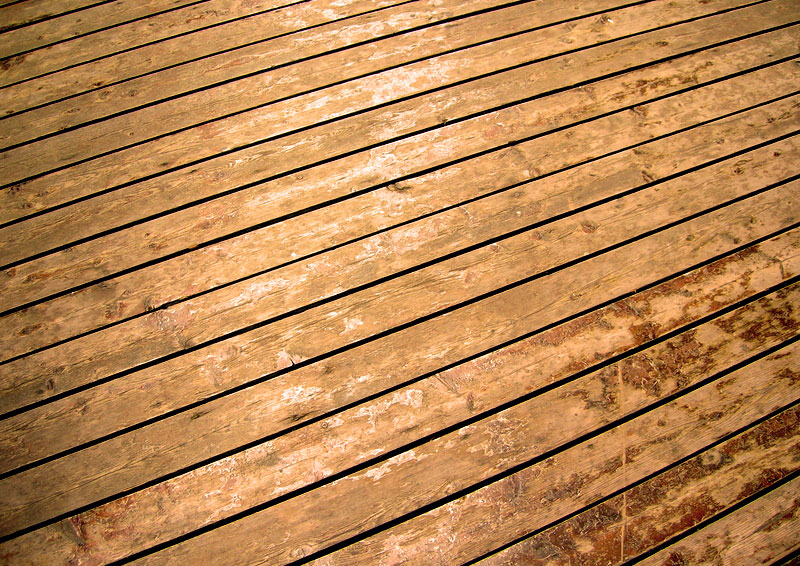 Parquet ancien en pin, le vernis est écaillé.