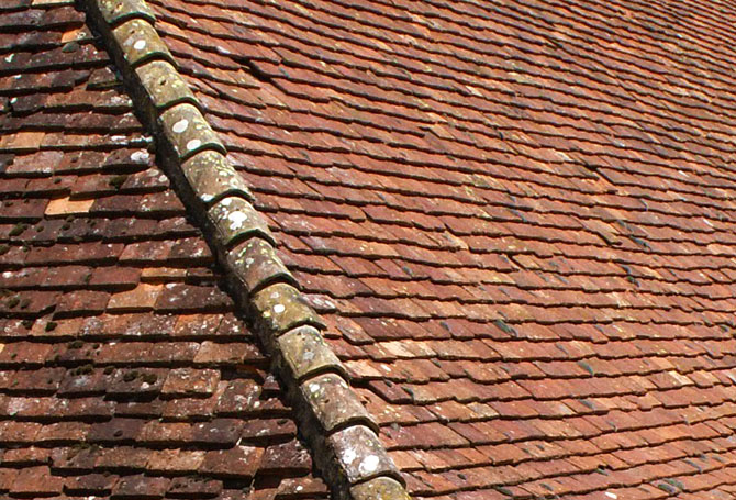 Tuiles plates anciennes sur un toit en croupe, en Bourgogne
